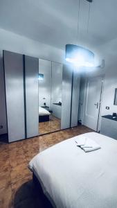 um quarto com uma grande cama branca e um espelho em Sabbenerica em Linguaglossa