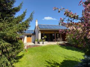 een huis met zonnepanelen op het dak bij Apartmán Němčice u Boskovic in Němčice