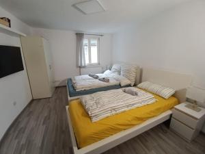 Una cama o camas en una habitación de Nette Altbauwohnung in Biebrich