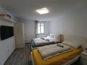 מיטה או מיטות בחדר ב-Nette Altbauwohnung in Biebrich