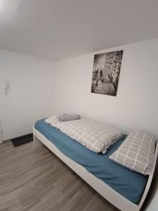 Säng eller sängar i ett rum på Nette Altbauwohnung in Biebrich