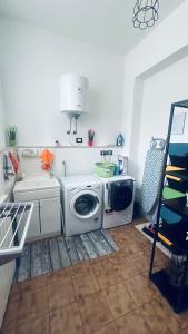 uma lavandaria com máquina de lavar e secar roupa em Sabbenerica em Linguaglossa