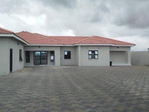 una gran casa blanca con techo rojo en Luxury 2 Bed Self Catering Apartment in Masvingo, en Masvingo