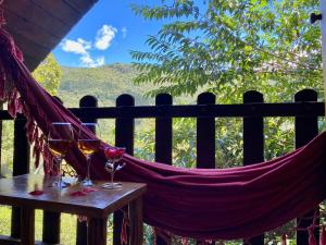 Balkoni atau teres di Chalé 2 Alto na Montanha, com garagem coberta
