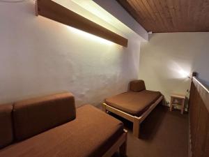 um quarto com duas camas e um banco e uma luz em Appartement Megève, 2 pièces, 6 personnes - FR-1-597-7 em Megève