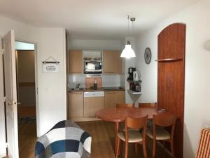 cocina con mesa y sillas en una habitación en Appartement La Mongie, 2 pièces, 4 personnes - FR-1-404-317 en Bagnères-de-Bigorre