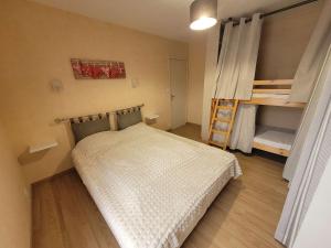 Posteľ alebo postele v izbe v ubytovaní Appartement 50m² avec Balcon, Parking Privé et Wifi à Deux Pas de la Plage - FR-1-674-36