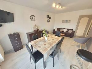Posedenie v ubytovaní Appartement 50m² avec Balcon, Parking Privé et Wifi à Deux Pas de la Plage - FR-1-674-36