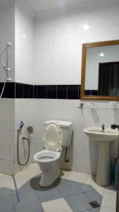 The Upper Deck Hotel的一间浴室