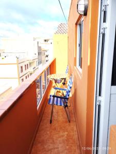 ein Balkon mit Tisch und Stühlen auf einem Gebäude in der Unterkunft Balcon del sur con vista mar in Arona