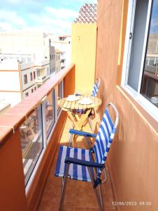 2 Stühle und ein Tisch auf dem Balkon in der Unterkunft Balcon del sur con vista mar in Arona