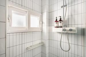 een badkamer met een douche en 2 flessen wijn bij ZiiP HILLS 3 in Seoul