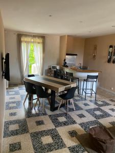 uma cozinha e sala de jantar com mesa e cadeiras em Location appartement 1 chambre et dépendance en sus dans un mas provençal au coeur du luberon em Cavaillon