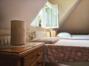 sypialnia z łóżkiem i oknem w obiekcie SielskoAnielsko k. Karpacza w mieście Łomnica