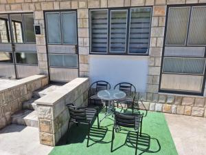 une terrasse avec une table et des chaises à l'extérieur d'un bâtiment dans l'établissement Apartment Slobo, à Trebinje