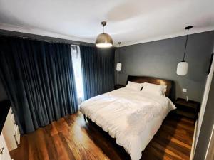 Ένα ή περισσότερα κρεβάτια σε δωμάτιο στο Stylish Rental House SE16
