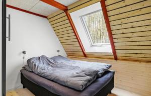 uma cama no canto de um quarto com uma janela em 3 Bedroom Amazing Home In Hadsund em Hadsund