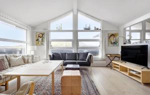 Μια τηλεόραση ή/και κέντρο ψυχαγωγίας στο 4 Bedroom Beautiful Home In Løkken