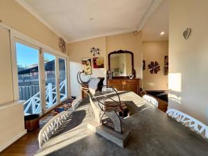 um quarto com uma cama e uma grande janela em Subiaco Heritage House "gem" em Perth
