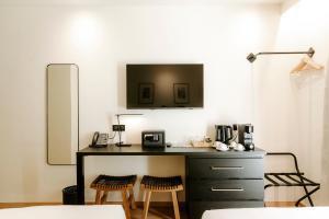 - une cuisine avec un bureau et deux tabourets dans l'établissement Soko Hotels-Pont du Gard, à Remoulins
