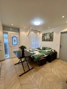 um quarto com uma cama e uma secretária. em La Résidence Panthéonique em Paris