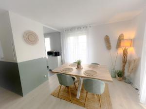 a dining room with a wooden table and chairs at L'Organik Disney 7 min Gare 5 min parking privé in Chessy