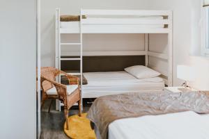 sypialnia z łóżkiem piętrowym, krzesłem i biurkiem w obiekcie APARTAMENTY LAS Zator w Zatorze