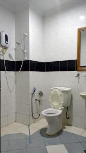 The Upper Deck Hotel的一间浴室