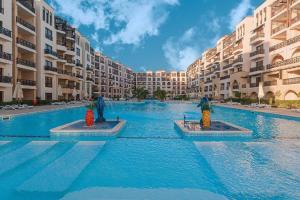 Kolam renang di atau dekat dengan Sea view studio with private beach in Gravity Hotel Hurghada