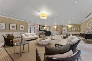 uma ampla sala de estar com sofás e cadeiras em Residence 203 At The Grand em Wildwood