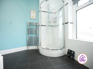 baño con cabina de ducha y ventana en Victoria House,5 Bed, Fantastic Location, Free Parking, Contractors en Cardiff