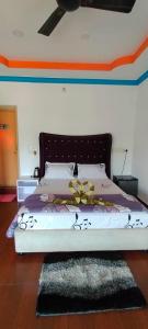 Postel nebo postele na pokoji v ubytování Snowdrop inn coorg