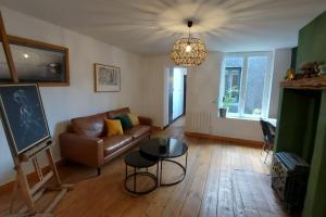 a living room with a couch and a table at Le Bon endroit centre Honfleur in Honfleur