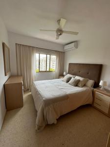 ein Schlafzimmer mit einem großen Bett und einem Deckenventilator in der Unterkunft BONITO APARTAMENTO EN PLAYA DE GANDIA in Playa de Gandia
