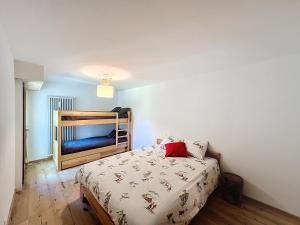 ein Schlafzimmer mit einem Bett und einem Etagenbett in der Unterkunft Réséda in Crans-Montana