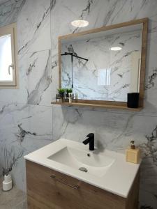 米拉馬斯的住宿－maison_du_sud_13140，白色的浴室设有水槽和镜子