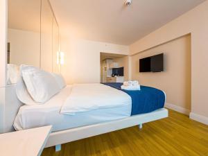 een slaapkamer met een bed met twee handdoeken erop bij Orbi City Black Sea view in Batoemi