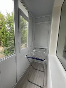 uma prateleira vazia num quarto com uma janela em Tatiana apartment em Chisinau