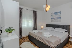 Postel nebo postele na pokoji v ubytování Holiday house Marijan with private pool and barbecue - by TA Leut + 31 fotografií