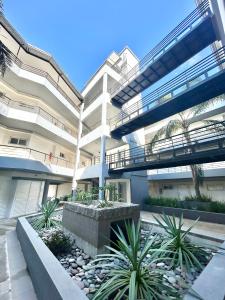 an apartment building with a courtyard with palm trees at Terrazas del río Tigre. in Tigre