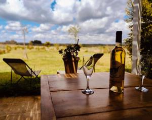 奧特朗托的住宿－Tenuta Sofia，木桌上的一瓶葡萄酒和一杯葡萄酒