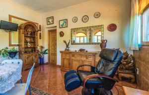 L'Ametlla de Marにある5 Bedroom Nice Home In L'ametlla De Marの椅子と鏡のあるリビングルーム