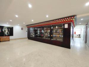 ガントクにあるUdaan Keepsa Hotel and Spaの建物内のバーのある広い部屋
