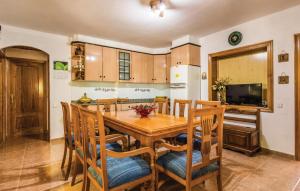 L'Ametlla de Marにある5 Bedroom Nice Home In L'ametlla De Marの木製のテーブルと椅子のあるキッチン