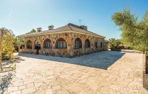 L'Ametlla de Marにある5 Bedroom Nice Home In L'ametlla De Marの石造りの車道が目の前にある古い建物
