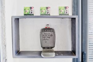 un urinoir dans une étagère dans une paroi dans l'établissement LA CABANE D'ISA, à Sète