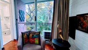 Χώρος καθιστικού στο Quaint & Tranquil Subiaco 1 Bedroom Apartment