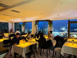 un grupo de personas sentadas en mesas en un restaurante en Harmony Hotel Istanbul & SPA, en Estambul