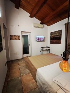 ein Schlafzimmer mit einem Bett und einem TV an der Wand in der Unterkunft B&B Flavio e Catia in Marotta