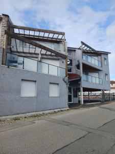 un bâtiment avec un toit en métal sur son côté dans l'établissement Tangara, à Villars-les-Dombes